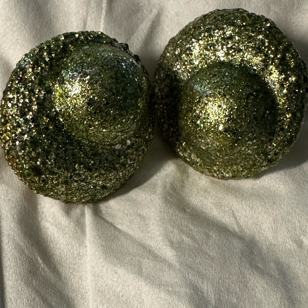 Vintage Trifari clip on earrings